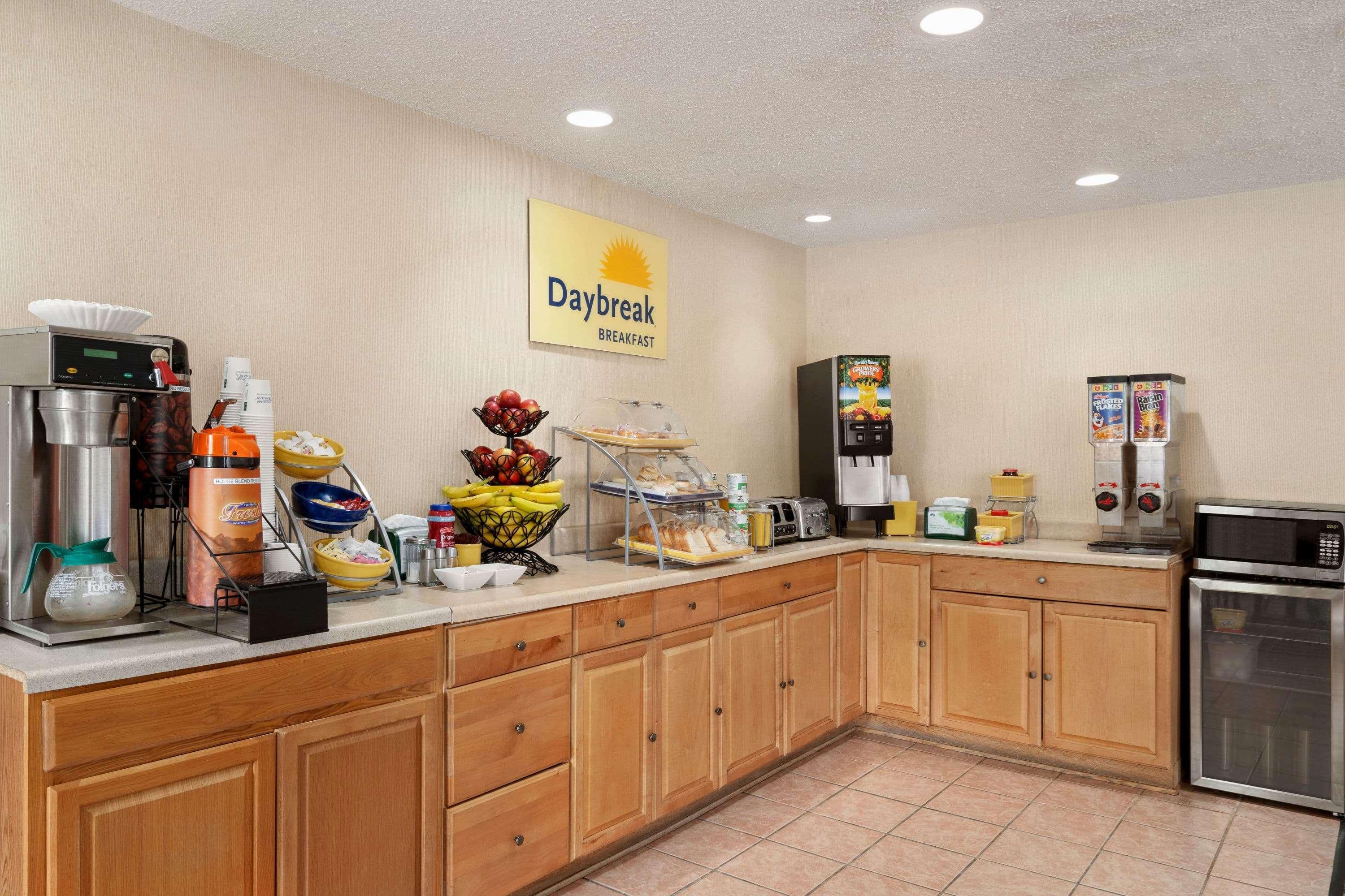 Days Inn By Wyndham Auburn/Finger Lakes Region Exterior photo